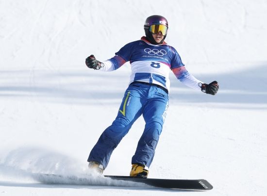 37세 베테랑 김상겸이 2026 밀라노·코르티나 동계올림픽에서 한국 선수단에 첫 메달을 안겼다. 김상겸은 8일 이탈리아 리비뇨 스노파크에서 열린 2026 밀라노·코르티나 동계올림픽 스노보드 남자 평행대회전 결승에서 벤자민 카를(오스트리아)에 0.19초 차로 패하면서 은메달을 목에 걸었다. 김상겸은 예선에서 8위를 차지했다. 8강에서 세계 최강이자 예선 1위 롤란드 피슈날러(이탈리아)를 누르는 이변을 쓰는 등 승승장구한 끝에 결승에 올랐고 2위를 차지했다. 김상겸의 은메달은 1948 런던 올림픽 역도 김성집이 따낸 동메달부터 시작해 한국 올림픽사 400번째 메달이다. 연합뉴스