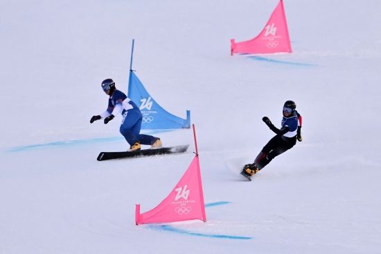 김상겸이 8일 이탈리아 리비뇨 스노파크에서 열린 2026 밀라노-코르티나 동계올림픽 스노보드 남자 평행대회전 예선에서 질주하고 있다. 연합뉴스