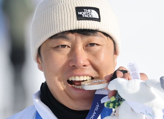37세 베테랑 김상겸이 2026 밀라노·코르티나 동계올림픽에서 한국 선수단에 첫 메달을 안겼다. 김상겸은 8일 이탈리아 리비뇨 스노파크에서 열린 2026 밀라노·코르티나 동계올림픽 스노보드 남자 평행대회전 결승에서 벤자민 카를(오스트리아)에 0.19초 차로 패하면서 은메달을 목에 걸었다. 김상겸은 예선에서 8위를 차지했다. 8강에서 세계 최강이자 예선 1위 롤란드 피슈날러(이탈리아)를 누르는 이변을 쓰는 등 승승장구한 끝에 결승에 올랐고 2위를 차지했다. 김상겸의 은메달은 1948 런던 올림픽 역도 김성집이 따낸 동메달부터 시작해 한국 올림픽사 400번째 메달이다. 연합뉴스