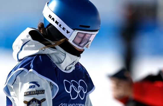 두 강대국, 미국과 중국을 넘나드는 스타로 이름이 높은 2022 베이징 동계올림픽 프리스타일 스키 2관왕 구아이링(중국)이 2026 밀라노·코르티나담페초 대회 첫 경기에서 고전 끝에 결승 진출에 성공한 가운데 중국에선 여전히 그에 대한 반감이 적지 않은 것으로 드러났다. 그가 1차 시기에서 시작하자마자 넘어져 0점에 가까운 점수를 받자 중국에선 오히려 반기는 목소리도 있었다는 매체가 등장했다. 소후닷컴은 '구아이링이 첫 장애물에서 넘어지자 꼴 좋다는 반응이 있었다'며 중국에 오지도 않는 구아이링에 대해 반감 갖는 중국인들이 적지 않음을 시사했다. 연합뉴스