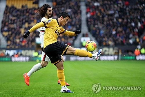 잉글리시 프리미어리그(EPL) 울버햄프턴 원더러스 공격수 황희찬이 경기 도중 쓰러졌다. 황희찬은 8일(한국시간) 영국 울버햄프턴의 몰리뉴 스타디움에서 열린 2025-2026시즌 EPL 25라운드 첼시와의 홈경기에 선발 출전했으나 전반을 채 마치지 못하고 교체됐다. 이날 4-2-3-1 전형의 우측면 공격수로 나선 황희찬은 전반 41분경, 볼이 터치라인 밖으로 나간 상황에서 갑작스럽게 벤치에 교체 신호를 보냈다. 연합뉴스