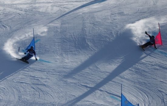 이상호(넥센윈가드)는 8일(현지시간) 이탈리아 리비뇨 스노파크에서 열린 2026년 밀라노·코르티나담페초 동계올림픽 스노보드 남자 평행대회전에서 6위에 올라 16강에 진출했다. 함께 출전한 김상겸(하이원)도 극적인 뒤집기로 8위에 올라 상위 16인 안에 들면서 토너먼트에 진출했다. 너먼트는 한국시간으로 8일 오후 9시24분부터 시작되며 이상호는 예선 11위 드레아스 프롬메거(오스트리아)를 상대하고 김상겸은 예선 9위 잔 코시르(슬로베니아)와 맞붙는다. 연합뉴스