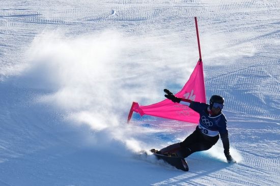이상호(넥센윈가드)는 8일(현지시간) 이탈리아 리비뇨 스노파크에서 열린 2026년 밀라노·코르티나담페초 동계올림픽 스노보드 남자 평행대회전에서 6위에 올라 16강에 진출했다. 함께 출전한 김상겸(하이원)도 극적인 뒤집기로 8위에 올라 상위 16인 안에 들면서 토너먼트에 진출했다. 너먼트는 한국시간으로 8일 오후 9시24분부터 시작되며 이상호는 예선 11위 드레아스 프롬메거(오스트리아)를 상대하고 김상겸은 예선 9위 잔 코시르(슬로베니아)와 맞붙는다. 연합뉴스