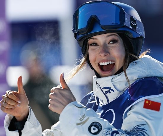 두 강대국, 미국과 중국을 넘나드는 스타로 이름이 높은 2022 베이징 동계올림픽 프리스타일 스키 2관왕 구아이링(중국)이 2026 밀라노·코르티나담페초 대회 첫 경기에서 고전 끝에 결승 진출에 성공한 가운데 중국에선 여전히 그에 대한 반감이 적지 않은 것으로 드러났다. 그가 1차 시기에서 시작하자마자 넘어져 0점에 가까운 점수를 받자 중국에선 오히려 반기는 목소리도 있었다는 매체가 등장했다. 소후닷컴은 '구아이링이 첫 장애물에서 넘어지자 꼴 좋다는 반응이 있었다'며 중국에 오지도 않는 구아이링에 대해 반감 갖는 중국인들이 적지 않음을 시사했다. 연합뉴스