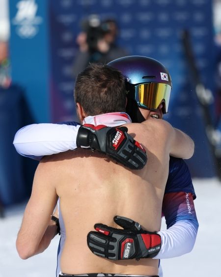 37세 베테랑 김상겸이 2026 밀라노·코르티나 동계올림픽에서 한국 선수단에 첫 메달을 안겼다. 김상겸은 8일 이탈리아 리비뇨 스노파크에서 열린 2026 밀라노·코르티나 동계올림픽 스노보드 남자 평행대회전 결승에서 벤자민 카를(오스트리아)에 0.19초 차로 패하면서 은메달을 목에 걸었다. 김상겸은 예선에서 8위를 차지했다. 8강에서 세계 최강이자 예선 1위 롤란드 피슈날러(이탈리아)를 누르는 이변을 쓰는 등 승승장구한 끝에 결승에 올랐고 2위를 차지했다. 김상겸의 은메달은 1948 런던 올림픽 역도 김성집이 따낸 동메달부터 시작해 한국 올림픽사 400번째 메달이다. 연합뉴스