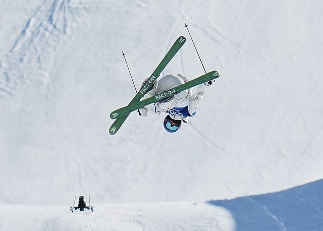 두 강대국, 미국과 중국을 넘나드는 스타로 이름이 높은 2022 베이징 동계올림픽 프리스타일 스키 2관왕 구아이링(중국)이 2026 밀라노·코르티나담페초 대회 첫 경기에서 고전 끝에 결승 진출에 성공한 가운데 중국에선 여전히 그에 대한 반감이 적지 않은 것으로 드러났다. 그가 1차 시기에서 시작하자마자 넘어져 0점에 가까운 점수를 받자 중국에선 오히려 반기는 목소리도 있었다는 매체가 등장했다. 소후닷컴은 '구아이링이 첫 장애물에서 넘어지자 꼴 좋다는 반응이 있었다'며 중국에 오지도 않는 구아이링에 대해 반감 갖는 중국인들이 적지 않음을 시사했다. 연합뉴스