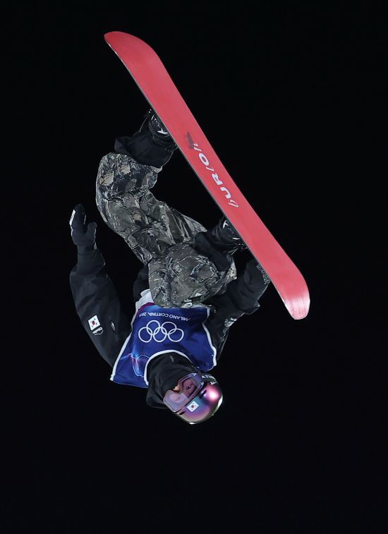 대한민국 여자 스노보드 기대주 유승은(성복고)은 9일(한국시간) 이탈리아 리비뇨 스노우 파크에서 열린 2026 밀라노·코르티나담페초 동계올림픽 스노보드 여자 빅에어 예선에서 합계 166.50점을 받아 29명 중 4위에 올라 결선행에 성공했다. 유승은은 이날 한국 여자 스노보드 최초로 빅에어 종목에 출전했다. 유승은은 이날 예선에서 성적이 가장 좋은 상위 12인에 포함돼 오는 10일 오전 2시30분 같은 장소에서 열리는 결선에 출전할 수 있게 됐다. 연합뉴스