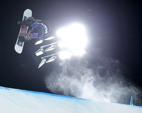 대한민국 여자 스노보드 기대주 유승은(성복고)은 9일(한국시간) 이탈리아 리비뇨 스노우 파크에서 열린 2026 밀라노·코르티나담페초 동계올림픽 스노보드 여자 빅에어 예선에서 합계 166.50점을 받아 29명 중 4위에 올라 결선행에 성공했다. 유승은은 이날 한국 여자 스노보드 최초로 빅에어 종목에 출전했다. 유승은은 이날 예선에서 성적이 가장 좋은 상위 12인에 포함돼 오는 10일 오전 2시30분 같은 장소에서 열리는 결선에 출전할 수 있게 됐다. 연합뉴스