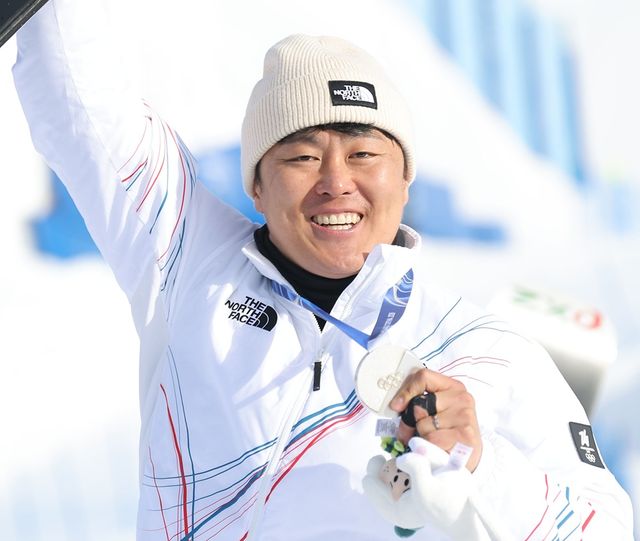 김상겸이 9일(한국시간) 이탈리아 리비뇨 스노 파크에서 열린 2026 밀라노·코르티나담페초 동계 올림픽 스노보드 남자 평행대회전에서 은메달을 획득, 대한민국 선수단의 이번 대회 첫 메달의 주인공이 됐다. 아울러 한국 동하계 올림픽 통산 400번째 메달을 손에 넣었다. 사진 연합뉴스