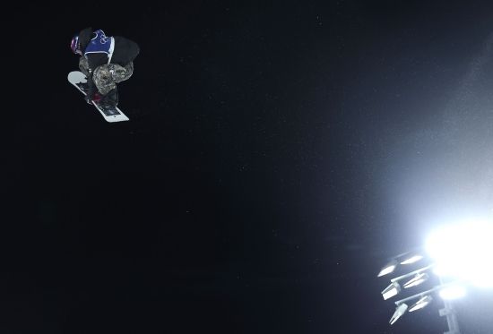 고교생 보더 유승은(성북고)이 처음 도전한 올림픽에서 한국 동계스포츠사를 갈아치웠다. 한국 설상종목에서 최초로 올림픽 메달을 딴 여자 선수가 됐다. 유승은은 10일 이탈리아 리비뇨 스노파크에서 열린 2026 밀라노-코르티나담페초 동계올림픽 스노보드 여자 빅에어 결승에서 171.00점을 기록하며 3위에 올라 동메달을 거머쥐었다. 금메달은 179.00점을 얻은 일본 대표 무라세 고코모가 차지했다. 4년 전 동메달을 땄던 무라세는 두 계단 올라섰다. 지난 대회 은메달을 땄던 조이 사도스키-시놋(뉴질랜드)이 172.25점으로 이번에도 같은 색 메달을 땄다.&nbsp;유승은은 한국 설상종목 최초로 올림픽 메달을 딴 여자 선수가 됐다. 연합뉴스