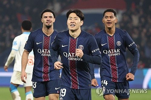 프랑스 최대 라이벌 매치 '르 클라시크'의 주인공은 파리 생제르맹(PSG)이었다. 그리고 그 화려한 축제의 피날레를 이강인이 장식했다. PSG는 9일(한국시간) 프랑스 파리의 파르크 데 프랭스에서 열린 올랭피크 마르세유와의 2025-2026시즌 프랑스 리그1 21라운드 홈경기에서 우스만 뎀벨레의 멀티골과 이강인의 쐐기골 등을 묶어 5-0 대승을 거뒀다. 겨울 이적시장 동안 이어진 이적설을 뒤로하고 루이스 엔리케 감독의 굳건한 신뢰 속에 잔류한 이강인은 보란 듯이 득점포를 가동하며 자신의 가치를 증명했다. 연합뉴스