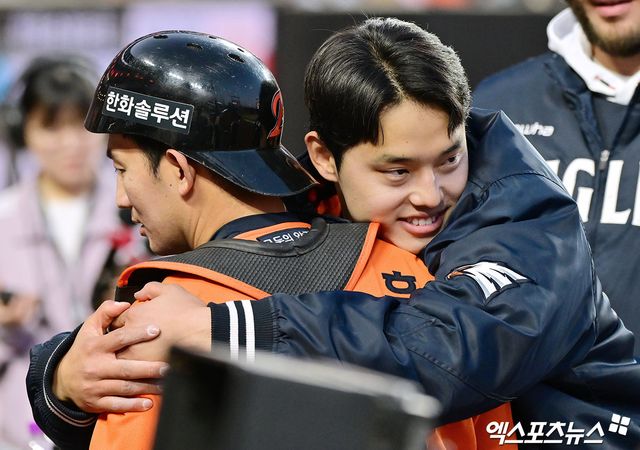 스프링캠프 기간 중 부상으로 2026 월드베이스볼클래식(WBC) 출전이 좌절된 한화 이글스 문동주(오른쪽)와 최재훈. 사진 엑스포츠뉴스 DB