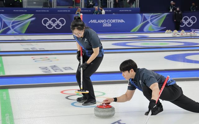 컬링 믹스더블의 김선영(왼쪽)-정영석 조가 2026 밀라노·코르티나담페초 동계 올림픽 라운드로빈 8차전에서 캐나다의 조슬린 피터먼-브렛 갤런트 조를 9-5로 꺾고 5연패 뒤 3연승을 질주했다. 사진 연합뉴스