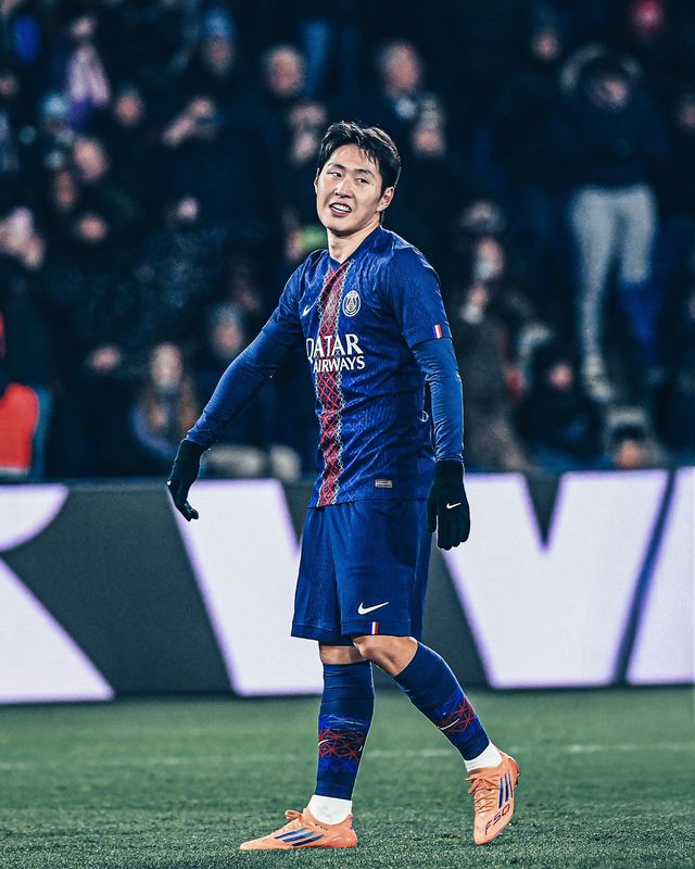 프랑스 최대 라이벌 매치 '르 클라시크'의 주인공은 파리 생제르맹(PSG)이었다. 그리고 그 화려한 축제의 피날레를 이강인이 장식했다. PSG는 9일(한국시간) 프랑스 파리의 파르크 데 프랭스에서 열린 올랭피크 마르세유와의 2025-2026시즌 프랑스 리그1 21라운드 홈경기에서 우스만 뎀벨레의 멀티골과 이강인의 쐐기골 등을 묶어 5-0 대승을 거뒀다. 겨울 이적시장 동안 이어진 이적설을 뒤로하고 루이스 엔리케 감독의 굳건한 신뢰 속에 잔류한 이강인은 보란 듯이 득점포를 가동하며 자신의 가치를 증명했다. SNS