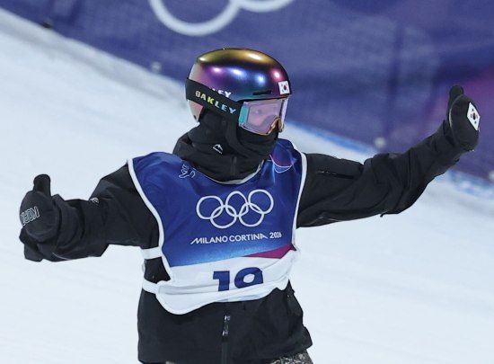 고교생 보더 유승은(성북고)이 처음 도전한 올림픽에서 한국 동계스포츠사를 갈아치웠다. 한국 설상종목에서 최초로 올림픽 메달을 딴 여자 선수가 됐다. 유승은은 10일 이탈리아 리비뇨 스노파크에서 열린 2026 밀라노-코르티나담페초 동계올림픽 스노보드 여자 빅에어 결승에서 171.00점을 기록하며 3위에 올라 동메달을 거머쥐었다. 금메달은 179.00점을 얻은 일본 대표 무라세 고코모가 차지했다. 4년 전 동메달을 땄던 무라세는 두 계단 올라섰다. 지난 대회 은메달을 땄던 조이 사도스키-시놋(뉴질랜드)이 172.25점으로 이번에도 같은 색 메달을 땄다.&nbsp;유승은은 한국 설상종목 최초로 올림픽 메달을 딴 여자 선수가 됐다. 연합뉴스