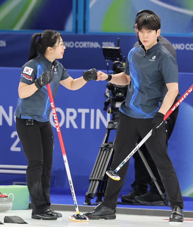 컬링 믹스더블의 김선영(왼쪽)-정영석 조가 2026 밀라노·코르티나담페초 동계 올림픽 라운드로빈 8차전에서 캐나다의 조슬린 피터먼-브렛 갤런트 조를 9-5로 꺾고 5연패 뒤 3연승을 질주했다. 사진 연합뉴스