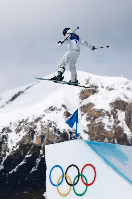 중국의 미녀 스키 스타 구아이링은 9일 이탈리아 리비뇨 스노파크에서 열린 대회 프리스타일 스키 여자 슬로프스타일 결승에서 86.58점을 기록, 86.96점을 찍은 2022 베이징 올림픽 대회 금메달리스트 마틸데 그레몽(스위스)에 불과 0.38점 뒤져 은메달을 획득했다. 구아이링은 4년 전에도 베이징 올림픽에서 그레몽에 뒤져 같은 종목 은메달을 딴 적이 있었다. 구아이링은 베이징 대회에서 금메달을 따냈던 빅에어와 하프파이프 등 프리스타일 스키 두 종목에 추가 출전한다. 연합뉴스