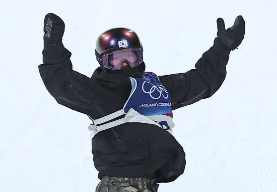 고교생 보더 유승은(성북고)이 처음 도전한 올림픽에서 한국 동계스포츠사를 갈아치웠다. 한국 설상종목에서 최초로 올림픽 메달을 딴 여자 선수가 됐다. 유승은은 10일 이탈리아 리비뇨 스노파크에서 열린 2026 밀라노-코르티나담페초 동계올림픽 스노보드 여자 빅에어 결승에서 171.00점을 기록하며 3위에 올라 동메달을 거머쥐었다. 금메달은 179.00점을 얻은 일본 대표 무라세 고코모가 차지했다. 4년 전 동메달을 땄던 무라세는 두 계단 올라섰다. 지난 대회 은메달을 땄던 조이 사도스키-시놋(뉴질랜드)이 172.25점으로 이번에도 같은 색 메달을 땄다.&nbsp;유승은은 한국 설상종목 최초로 올림픽 메달을 딴 여자 선수가 됐다. 연합뉴스