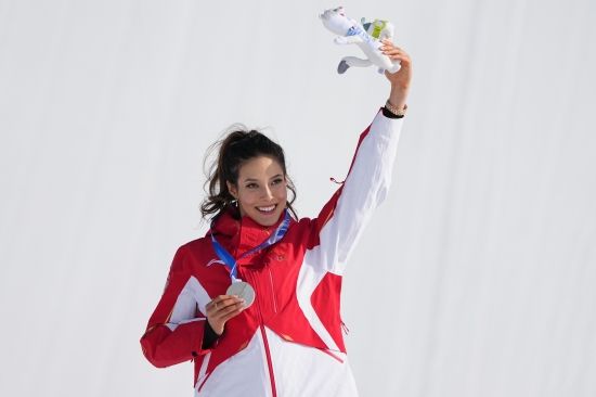 중국의 미녀 스키 스타 구아이링은 9일 이탈리아 리비뇨 스노파크에서 열린 대회 프리스타일 스키 여자 슬로프스타일 결승에서 86.58점을 기록, 86.96점을 찍은 2022 베이징 올림픽 대회 금메달리스트 마틸데 그레몽(스위스)에 불과 0.38점 뒤져 은메달을 획득했다. 구아이링은 4년 전에도 베이징 올림픽에서 그레몽에 뒤져 같은 종목 은메달을 딴 적이 있었다. 구아이링은 베이징 대회에서 금메달을 따냈던 빅에어와 하프파이프 등 프리스타일 스키 두 종목에 추가 출전한다. 연합뉴스