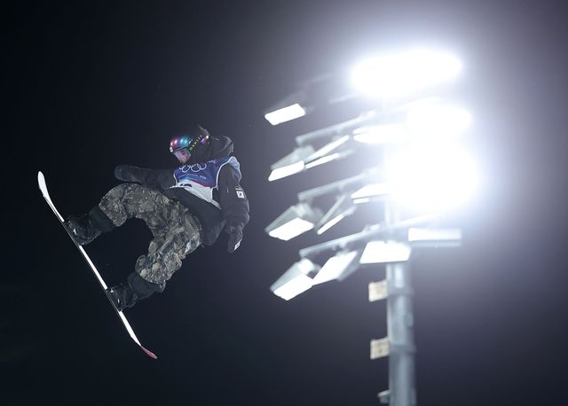 고교생 보더 유승은(성북고)이 처음 도전한 올림픽에서 한국 동계스포츠사를 갈아치웠다. 한국 설상종목에서 최초로 올림픽 메달을 딴 여자 선수가 됐다. 유승은은 10일 이탈리아 리비뇨 스노파크에서 열린 2026 밀라노-코르티나담페초 동계올림픽 스노보드 여자 빅에어 결승에서 171.00점을 기록하며 3위에 올라 동메달을 거머쥐었다. 금메달은 179.00점을 얻은 일본 대표 무라세 고코모가 차지했다. 4년 전 동메달을 땄던 무라세는 두 계단 올라섰다. 지난 대회 은메달을 땄던 조이 사도스키-시놋(뉴질랜드)이 172.25점으로 이번에도 같은 색 메달을 땄다.&nbsp;유승은은 한국 설상종목 최초로 올림픽 메달을 딴 여자 선수가 됐다. 연합뉴스