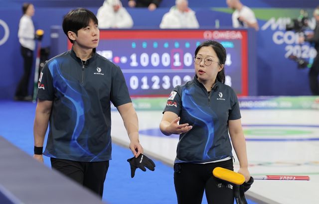 컬링 믹스더블의 김선영(오른쪽)-정영석 조가 2026 밀라노·코르티나담페초 동계 올림픽 라운드로빈 8차전에서 캐나다의 조슬린 피터먼-브렛 갤런트 조를 9-5로 꺾고 5연패 뒤 3연승을 질주했다. 사진 연합뉴스