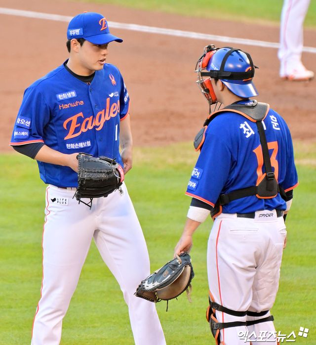 스프링캠프 기간 중 부상으로 2026 월드베이스볼클래식(WBC) 출전이 좌절된 한화 이글스 문동주(왼쪽)와 최재훈. 사진 엑스포츠뉴스 DB