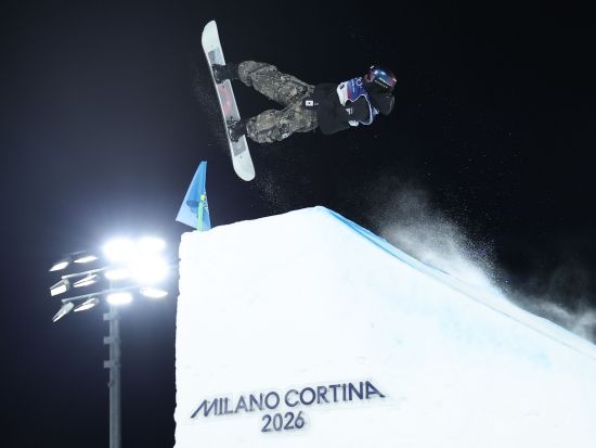 고교생 보더 유승은(성북고)이 처음 도전한 올림픽에서 한국 동계스포츠사를 갈아치웠다. 한국 설상종목에서 최초로 올림픽 메달을 딴 여자 선수가 됐다. 유승은은 10일 이탈리아 리비뇨 스노파크에서 열린 2026 밀라노-코르티나담페초 동계올림픽 스노보드 여자 빅에어 결승에서 171.00점을 기록하며 3위에 올라 동메달을 거머쥐었다. 금메달은 179.00점을 얻은 일본 대표 무라세 고코모가 차지했다. 4년 전 동메달을 땄던 무라세는 두 계단 올라섰다. 지난 대회 은메달을 땄던 조이 사도스키-시놋(뉴질랜드)이 172.25점으로 이번에도 같은 색 메달을 땄다.&nbsp;유승은은 한국 설상종목 최초로 올림픽 메달을 딴 여자 선수가 됐다. 연합뉴스