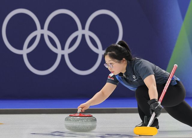 컬링 믹스더블의 김선영-정영석 조가 2026 밀라노·코르티나담페초 동계 올림픽 라운드로빈 8차전에서 캐나다의 조슬린 피터먼-브렛 갤런트 조를 9-5로 꺾고 5연패 뒤 3연승을 질주했다. 사진 연합뉴스
