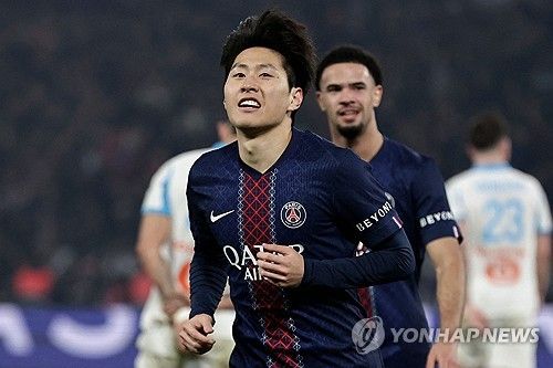 프랑스 최대 라이벌 매치 '르 클라시크'의 주인공은 파리 생제르맹(PSG)이었다. 그리고 그 화려한 축제의 피날레를 이강인이 장식했다. PSG는 9일(한국시간) 프랑스 파리의 파르크 데 프랭스에서 열린 올랭피크 마르세유와의 2025-2026시즌 프랑스 리그1 21라운드 홈경기에서 우스만 뎀벨레의 멀티골과 이강인의 쐐기골 등을 묶어 5-0 대승을 거뒀다. 겨울 이적시장 동안 이어진 이적설을 뒤로하고 루이스 엔리케 감독의 굳건한 신뢰 속에 잔류한 이강인은 보란 듯이 득점포를 가동하며 자신의 가치를 증명했다. 연합뉴스