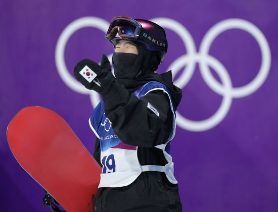 고교생 보더 유승은(성북고)이 처음 도전한 올림픽에서 한국 동계스포츠사를 갈아치웠다. 한국 설상종목에서 최초로 올림픽 메달을 딴 여자 선수가 됐다. 유승은은 10일 이탈리아 리비뇨 스노파크에서 열린 2026 밀라노-코르티나담페초 동계올림픽 스노보드 여자 빅에어 결승에서 171.00점을 기록하며 3위에 올라 동메달을 거머쥐었다. 금메달은 179.00점을 얻은 일본 대표 무라세 고코모가 차지했다. 4년 전 동메달을 땄던 무라세는 두 계단 올라섰다. 지난 대회 은메달을 땄던 조이 사도스키-시놋(뉴질랜드)이 172.25점으로 이번에도 같은 색 메달을 땄다.&nbsp;유승은은 한국 설상종목 최초로 올림픽 메달을 딴 여자 선수가 됐다. 연합뉴스