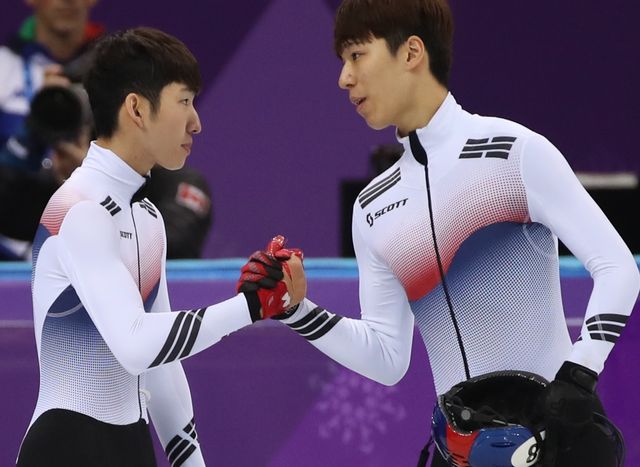 황대헌(오른쪽)과 린샤오쥔은 2018 평창 올림픽 쇼트트랙 남자 500m에서 각각 은메달과 동메달을 따냈다. 린샤오쥔은 이후 중국으로 귀화했다. 연합뉴스