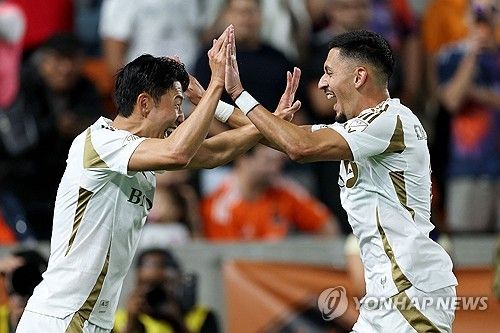 손흥민(LAFC)이 미국 메이저리그사커(MLS) 무대에서 압도적인 플레이메이커 본능을 뽐내며 팀의 개막 2연승을 이끌었다. 다만 경기 도중 자칫 시즌 아웃으로 이어질 뻔한 아찔한 살인 태클을 당해 현지 매체들의 강도 높은 비판이 쏟아지기도 했다. 연합뉴스