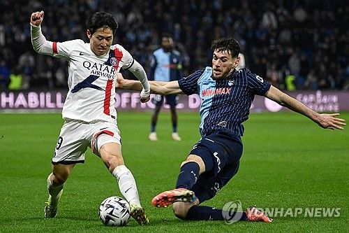 파리 생제르맹(PSG) 이강인이 답답했던 팀의 꽉 막힌 공격의 혈을 뚫는 마법 같은 패스로 승점 3점을 선물하며 PSG의 보물이라는 평가를 받았다. PSG는 1일(한국시간) 프랑스 르아브르의 스타드 오세안에서 열린 2025-2026시즌 프랑스 리그1 24라운드 원정 경기에서 르아브르를 1-0으로 꺾고 귀중한 승리를 챙겼다. 이강인은 르아브르의 질식 수비 속에서도 빛났다. 다가오는 유럽축구연맹(UEFA) 챔피언스리그 16강 첼시전을 앞두고 루이스 엔리케 감독의 눈도장을 확실하게 찍은 영양가 만점의 활약이었다. 연합뉴스