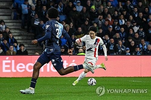 파리 생제르맹(PSG) 이강인이 답답했던 팀의 꽉 막힌 공격의 혈을 뚫는 마법 같은 패스로 승점 3점을 선물하며 PSG의 보물이라는 평가를 받았다. PSG는 1일(한국시간) 프랑스 르아브르의 스타드 오세안에서 열린 2025-2026시즌 프랑스 리그1 24라운드 원정 경기에서 르아브르를 1-0으로 꺾고 귀중한 승리를 챙겼다. 이강인은 르아브르의 질식 수비 속에서도 빛났다. 다가오는 유럽축구연맹(UEFA) 챔피언스리그 16강 첼시전을 앞두고 루이스 엔리케 감독의 눈도장을 확실하게 찍은 영양가 만점의 활약이었다. 연합뉴스