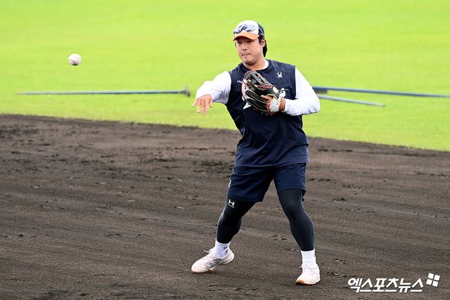 2일 일본 오키나와 구시가와 야구장에서 열릴 한화 이글스와 KT 위즈 간의 연습경기에서 FA 이적생 강백호(한화)와 보상선수 한승혁(KT)의 맞대결이 성사될지 관심을 모으고 있다. 엑스포츠뉴스 DB