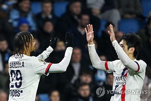 파리 생제르맹(PSG) 이강인이 답답했던 팀의 꽉 막힌 공격의 혈을 뚫는 마법 같은 패스로 승점 3점을 선물하며 PSG의 보물이라는 평가를 받았다. PSG는 1일(한국시간) 프랑스 르아브르의 스타드 오세안에서 열린 2025-2026시즌 프랑스 리그1 24라운드 원정 경기에서 르아브르를 1-0으로 꺾고 귀중한 승리를 챙겼다. 이강인은 르아브르의 질식 수비 속에서도 빛났다. 다가오는 유럽축구연맹(UEFA) 챔피언스리그 16강 첼시전을 앞두고 루이스 엔리케 감독의 눈도장을 확실하게 찍은 영양가 만점의 활약이었다. 연합뉴스