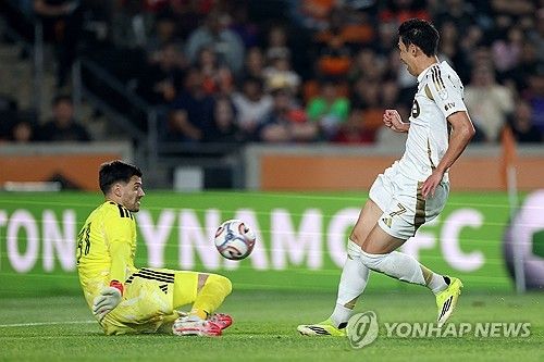 손흥민(LAFC)이 미국 메이저리그사커(MLS) 무대에서 압도적인 플레이메이커 본능을 뽐내며 팀의 개막 2연승을 이끌었다. 다만 경기 도중 자칫 시즌 아웃으로 이어질 뻔한 아찔한 살인 태클을 당해 현지 매체들의 강도 높은 비판이 쏟아지기도 했다. 연합뉴스