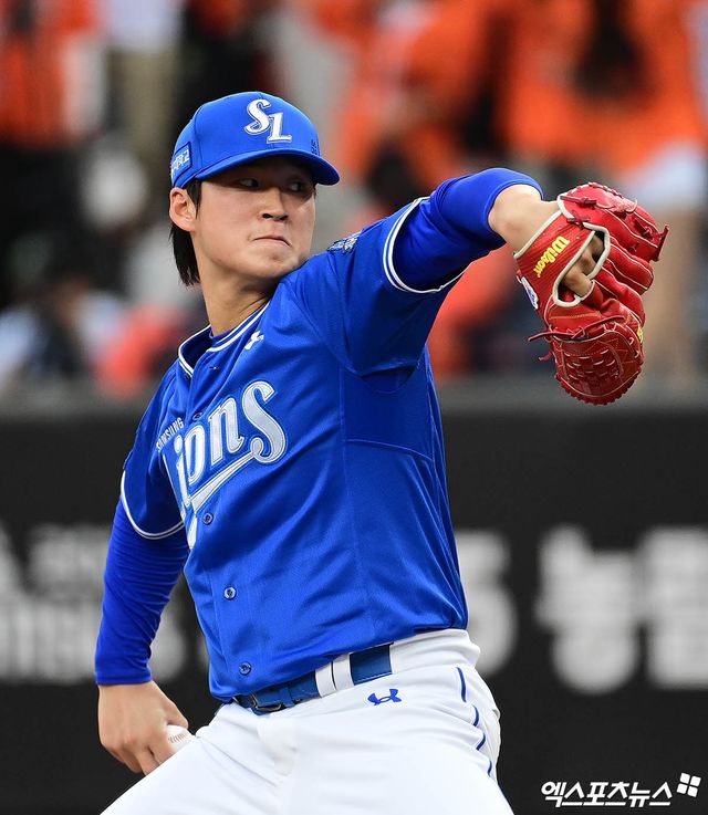 삼성 라이온즈 우완투수 이호성이 수술대에 오른다. 스프링캠프에서 투구 훈련 도중 오른쪽 팔꿈치에 통증을 느낀 이호성은 최근 국내 병원 4곳에서 MRI 검진을 받았다. 검진 결과 오른쪽 팔꿈치 내측인대 수술이 필요하다는 소견을 받았다. 지난달 22일 마지막 투구 이후 통증의 정도가 심해졌다는 게 구단의 설명이다. 엑스포츠뉴스 DB