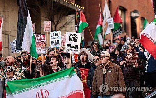 이란에 대한 미국과 이스라엘의 합동 공습 24시간이 되지 않아 이란 최고지도자 아야톨라 세예드 알리 하메네이가 사망한 가운데, 스포츠계도 혼란을 겪고 있다. 특히 오는 6월 캐나다와 미국, 멕시코가 공동개최하는 2026 국제축구연맹(FIFA) 월드컵에 이란이 참가 예정이어서 시선이 쏠리는 중이다. 이란은 불참할 가능성을 알리고 있다. 1일 스페인 유력 매체 마르카에 따르면, 메흐디 타즈 이란축구협회 회장은 이란 국영 방송을 통해 '미국의 공격으로 인해 월드컵 참가를 기대하긴 어려울 것 같다. 최종 결정은 대회 관계자들이 내려야 한다'고 밝혔다. 연합뉴스