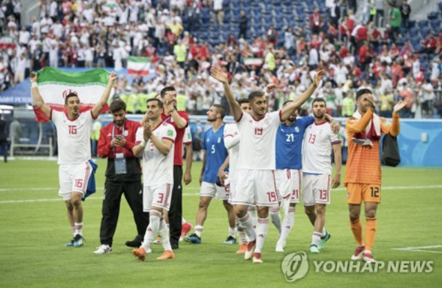 이란에 대한 미국과 이스라엘의 합동 공습 24시간이 되지 않아 이란 최고지도자 아야톨라 세예드 알리 하메네이가 사망한 가운데, 스포츠계도 혼란을 겪고 있다. 특히 오는 6월 캐나다와 미국, 멕시코가 공동개최하는 2026 국제축구연맹(FIFA) 월드컵에 이란이 참가 예정이어서 시선이 쏠리는 중이다. 이란은 불참할 가능성을 알리고 있다. 1일 스페인 유력 매체 마르카에 따르면, 메흐디 타즈 이란축구협회 회장은 이란 국영 방송을 통해 '미국의 공격으로 인해 월드컵 참가를 기대하긴 어려울 것 같다. 최종 결정은 대회 관계자들이 내려야 한다'고 밝혔다. 연합뉴스