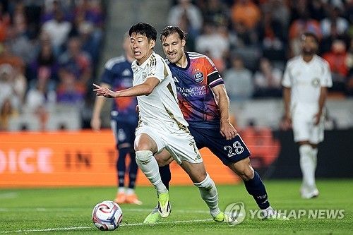 손흥민(LAFC)이 미국 메이저리그사커(MLS) 무대에서 압도적인 플레이메이커 본능을 뽐내며 팀의 개막 2연승을 이끌었다. 다만 경기 도중 자칫 시즌 아웃으로 이어질 뻔한 아찔한 살인 태클을 당해 현지 매체들의 강도 높은 비판이 쏟아지기도 했다. 연합뉴스