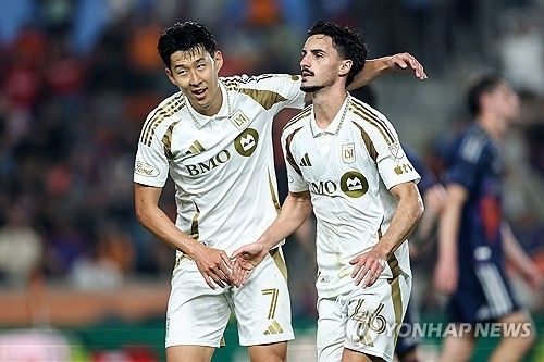 손흥민(LAFC)이 미국 메이저리그사커(MLS) 무대에서 압도적인 플레이메이커 본능을 뽐내며 팀의 개막 2연승을 이끌었다. 다만 경기 도중 자칫 시즌 아웃으로 이어질 뻔한 아찔한 살인 태클을 당해 현지 매체들의 강도 높은 비판이 쏟아지기도 했다. 연합뉴스