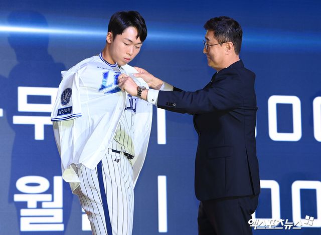 삼성 라이온즈 신인 투수 이호범이 부상으로 이탈했다. 삼성 구단에 따르면 이호범은 오른쪽 팔꿈치 통증을 느꼈고, MRI 검진에서 염증 소견을 받았다. 2~3주 휴식을 취한 뒤 기술 훈련을 소화할 예정이다. 엑스포츠뉴스 DB