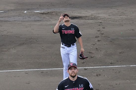LG 트윈스 외국인 투수 요니 치리노스가 1일 일본 오키나와 구시가와 야구장에서 열린 KT 위즈와 연습경기에 선발 등판해 3이닝(35구) 1피안타 무사사구 2탈삼진 무실점을 기록했다. LG 트윈스