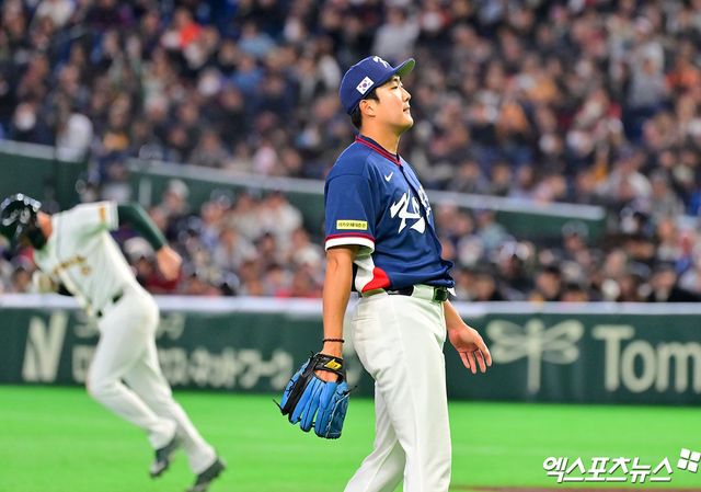 9일 오후 일본 도쿄돔에서 열린 2026 월드베이스볼클래식(WBC) C조 한국과 호주의 경기, 1회말 1사 한국 손주영이 호주 화이트필드에게 볼넷을 허용한 후 아쉬워하고 있다. 도쿄, 김한준 기자