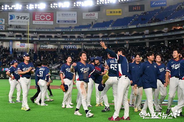 9일 오후 일본 도쿄돔에서 열린 2026 월드베이스볼클래식(WBC) C조 한국과 호주의 경기, 한국이 호주에 7:2로 승리하며 17년 만에 대회 2라운드 진출에 성공했다. 한국 선수들이 기뻐하고 있다. 도쿄, 김한준 기자