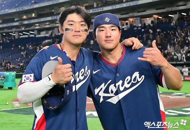 9일 오후 일본 도쿄돔에서 열린 2026 월드베이스볼클래식(WBC) C조 한국과 호주의 경기, 한국이 호주에 7:2로 승리하며 17년 만에 대회 2라운드 진출에 성공했다. 한국 김도영과 안현민이 기뻐하고 있다. 도쿄, 김한준 기자