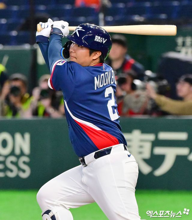 9일 오후 일본 도쿄돔에서 열린 2026 월드베이스볼클래식(WBC) C조 한국과 호주의 경기, 5회초 2사 2루 한국 문보경이 1타점 적시타를 날리고 있다. 도쿄, 김한준 기자