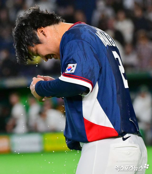 9일 오후 일본 도쿄돔에서 열린 2026 월드베이스볼클래식(WBC) C조 한국과 호주의 경기, 한국이 호주에 7:2로 승리하며 17년 만에 대회 2라운드 진출에 성공했다. 한국 문보경이 물세례를 맞고 있다. 도쿄, 김한준 기자