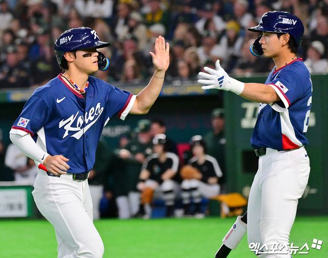 9일 오후 일본 도쿄돔에서 열린 2026 월드베이스볼클래식(WBC) C조 한국과 호주의 경기, 9회초 볼넷으로 출루한 한국 김도영이 대주자 박해민과 교체된 후 이정후와 하이파이브를 하고 있다. 도쿄, 김한준 기자